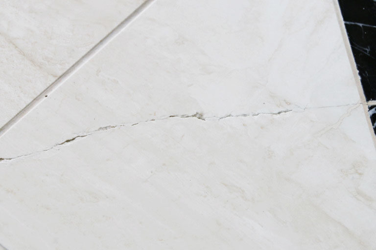 What Causes Crystalline Fractures in Marble?
